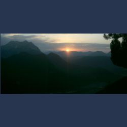 2010-07-09_19-59_Karwendel_Ab-Steig_v-Brunnsteinh_SonnU (2)_Pano-b.JPG